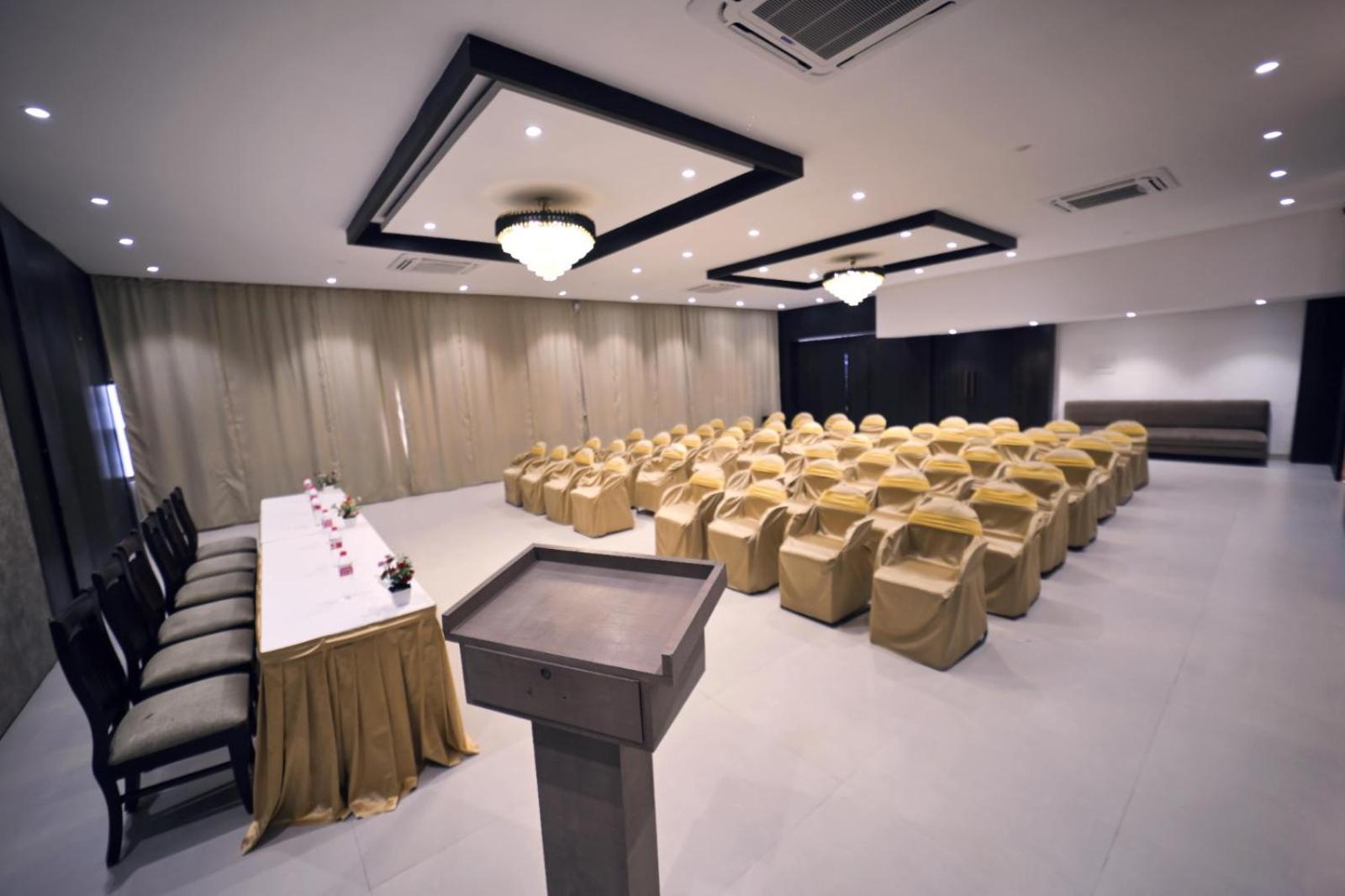 Hotel Prag Continental Guwahati Zewnętrze zdjęcie