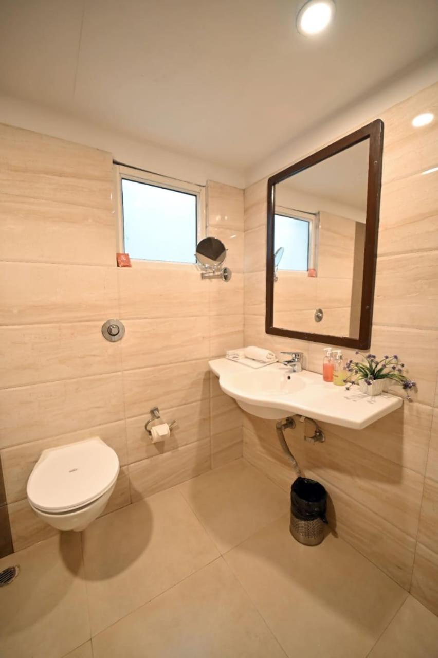 Hotel Prag Continental Guwahati Zewnętrze zdjęcie