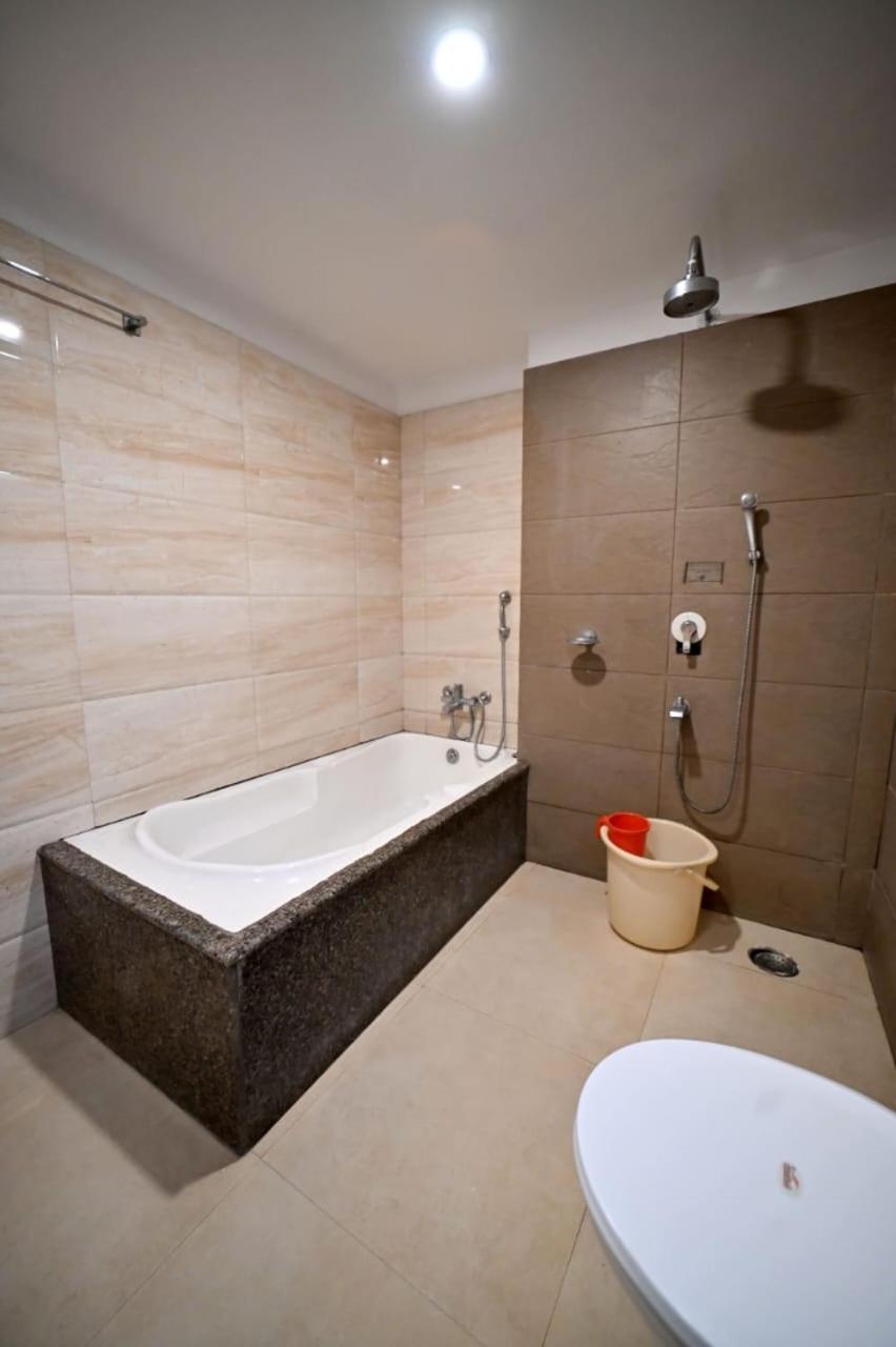 Hotel Prag Continental Guwahati Zewnętrze zdjęcie
