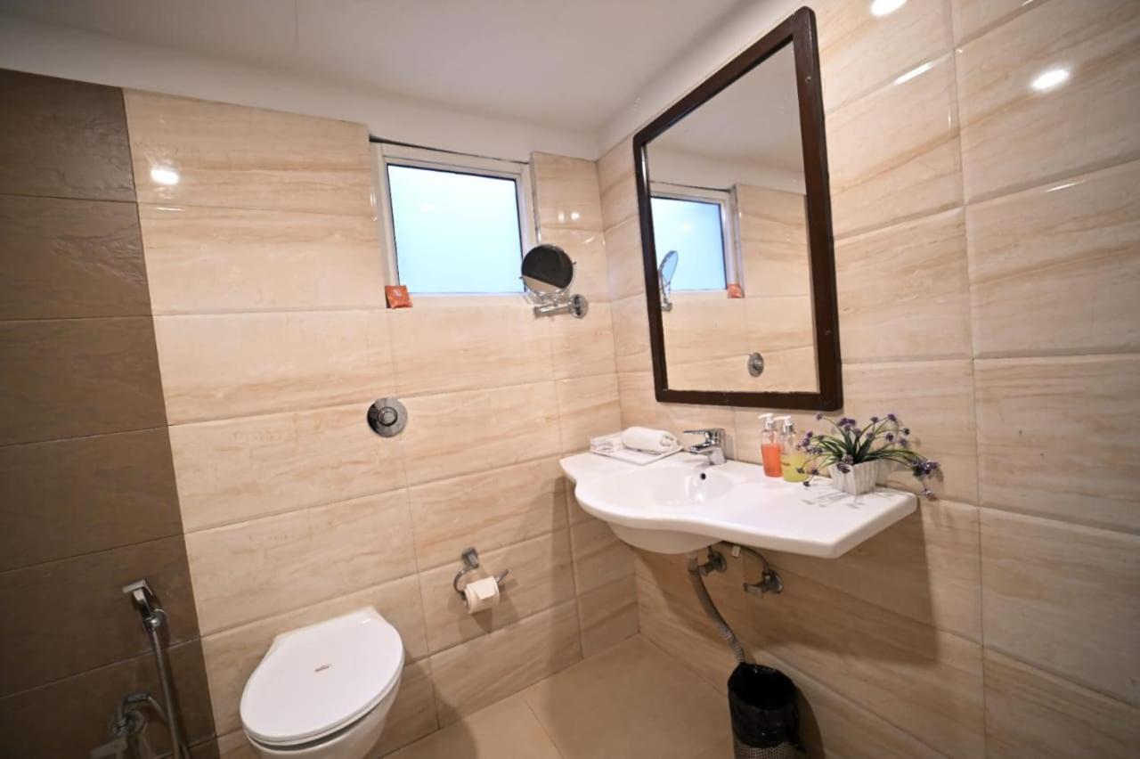 Hotel Prag Continental Guwahati Zewnętrze zdjęcie