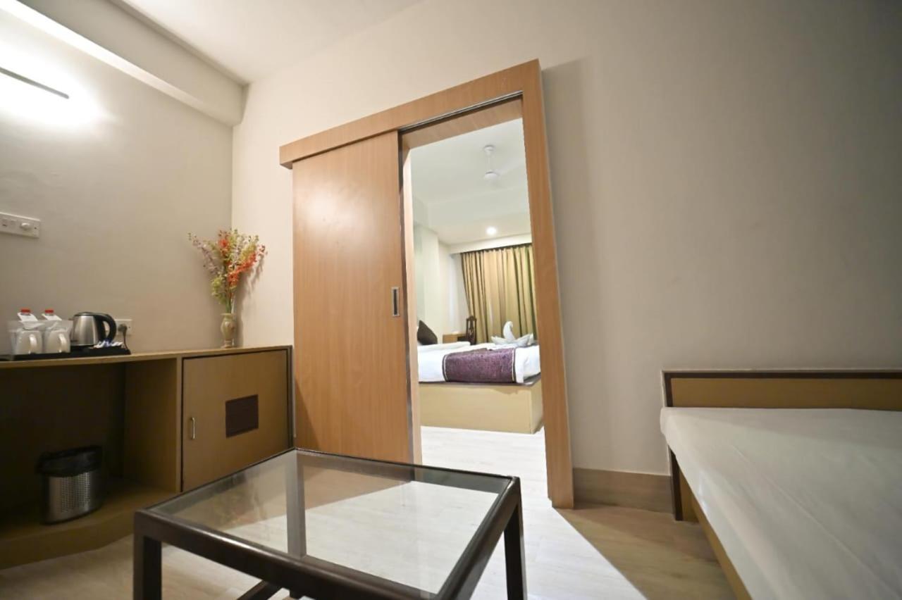 Hotel Prag Continental Guwahati Zewnętrze zdjęcie