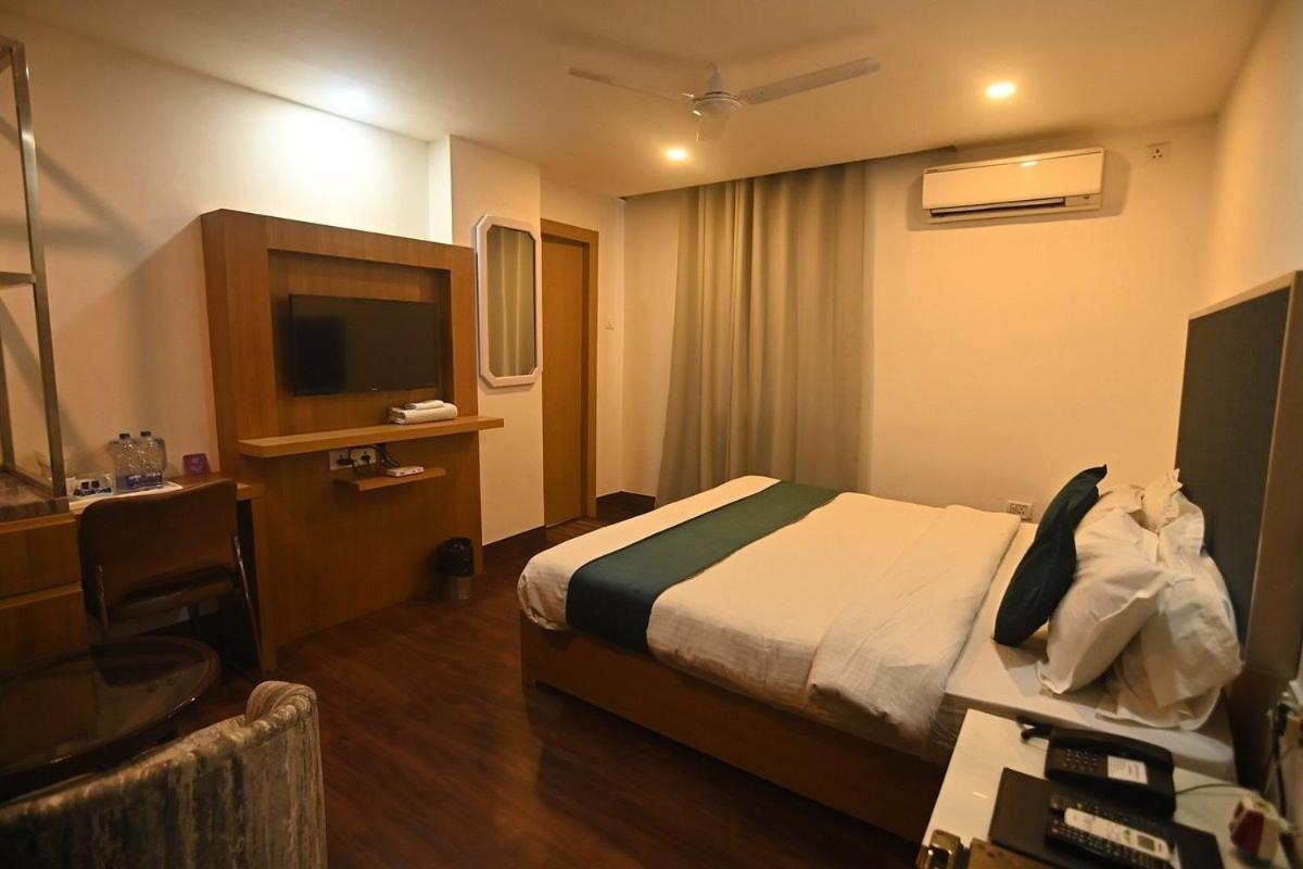 Hotel Prag Continental Guwahati Zewnętrze zdjęcie