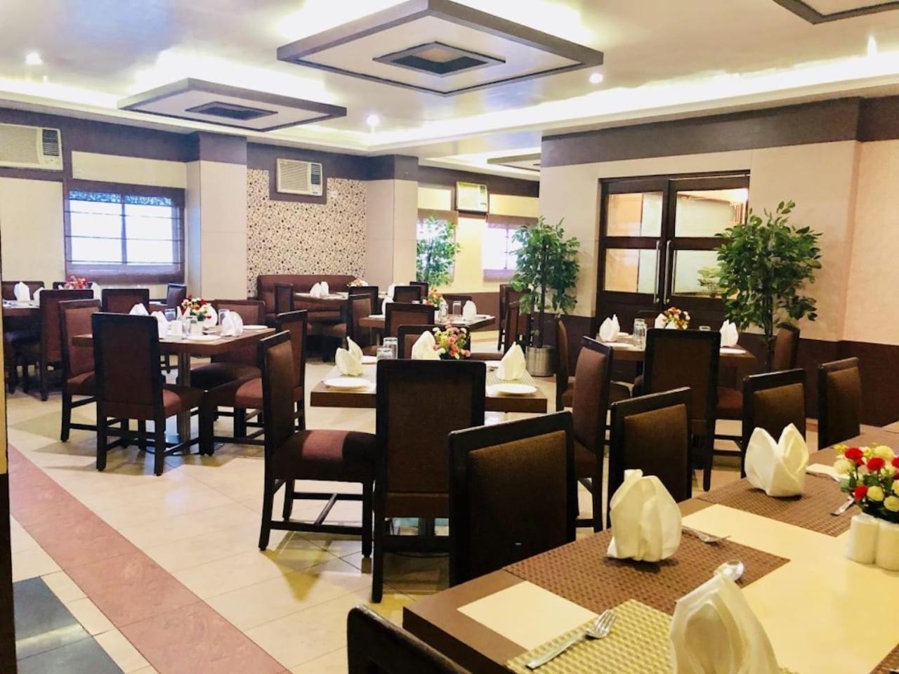 Hotel Prag Continental Guwahati Zewnętrze zdjęcie